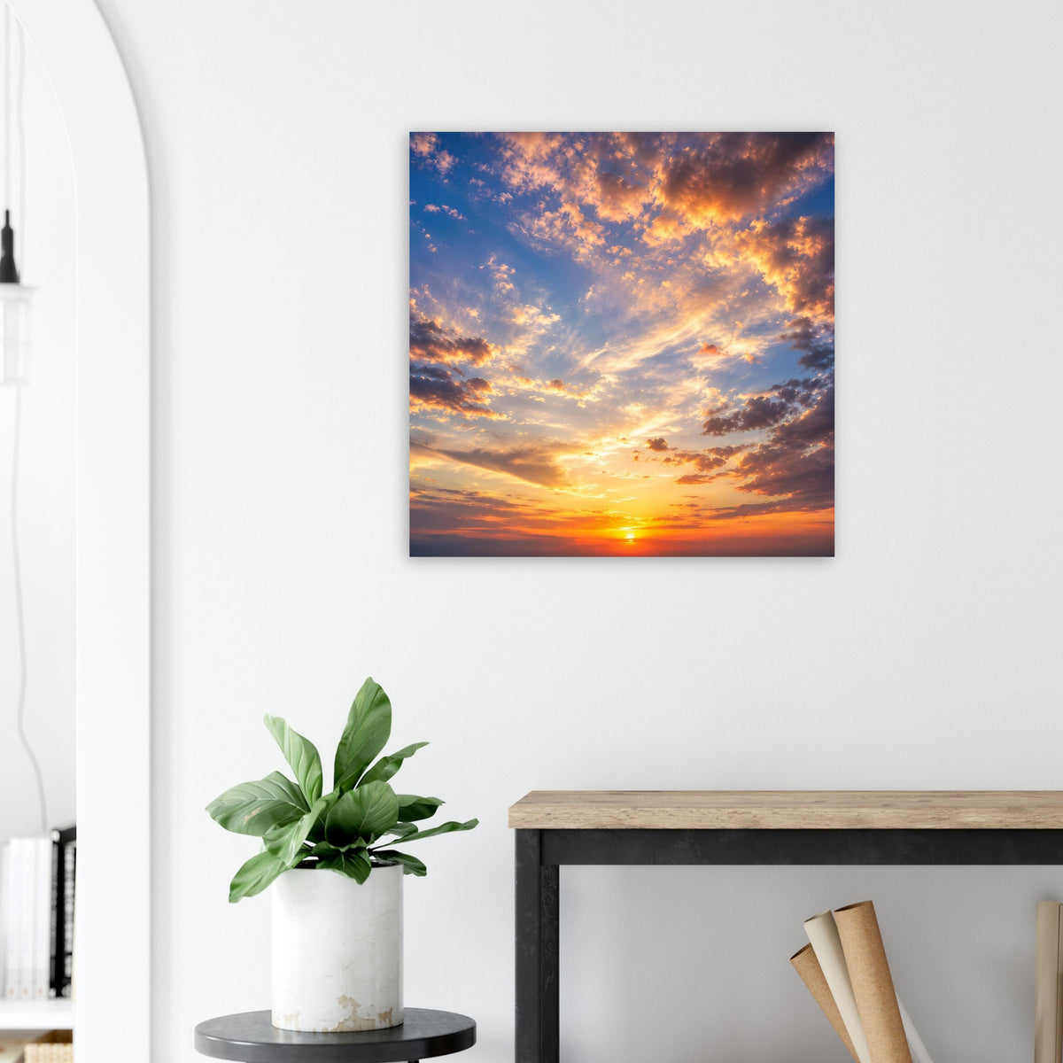 Gerahmtes Wandposter mit Sonnenuntergangshimmel, orangegelbe Sonne am Horizont