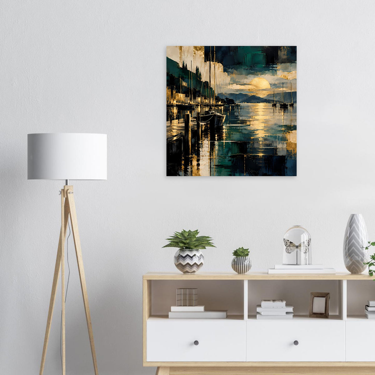 Maritimes Poster mit Hafen und Segelbooten in Blau und Gold im Rahmen