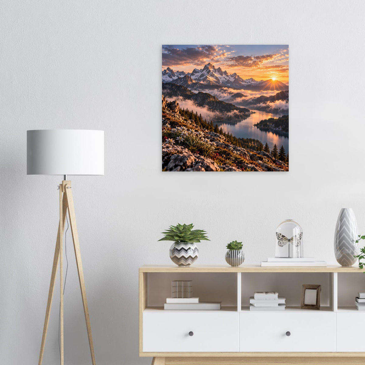 Quadratisches Poster: Bergkette im Abendlicht über einem See
