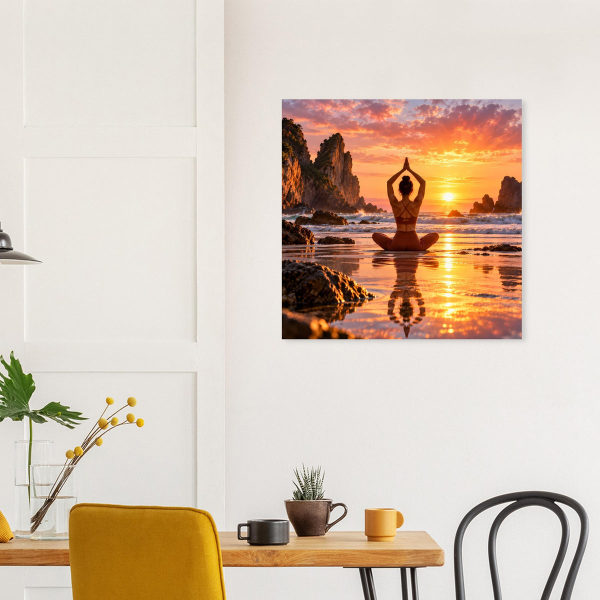 Quadratisches Poster für Yoga mit meditierender Figur und orangefarbenem Abendhimmel