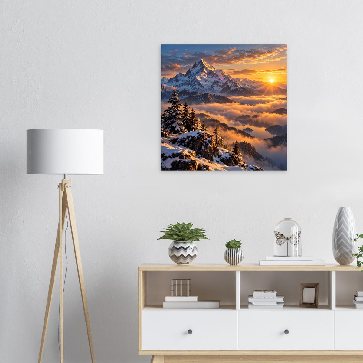Quadratisches Landschafts-Poster: Berge, Tannen und goldene Sonne über Wolken