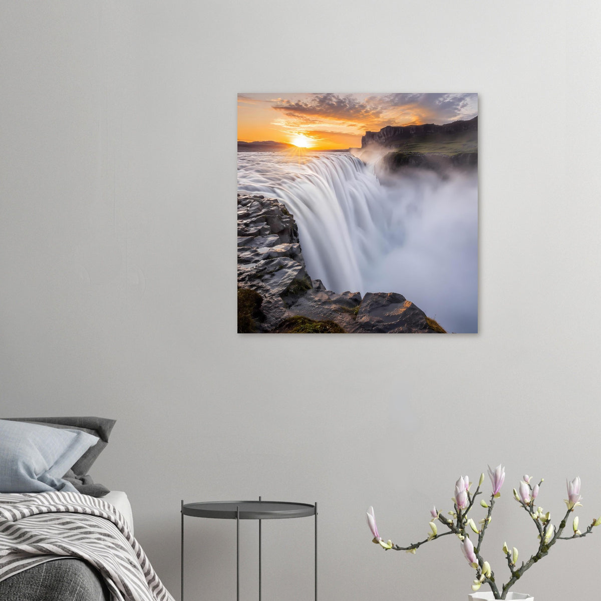 Kleines Wasserfall-Poster an der Wand, weiße Kaskade bei Sonnenuntergang