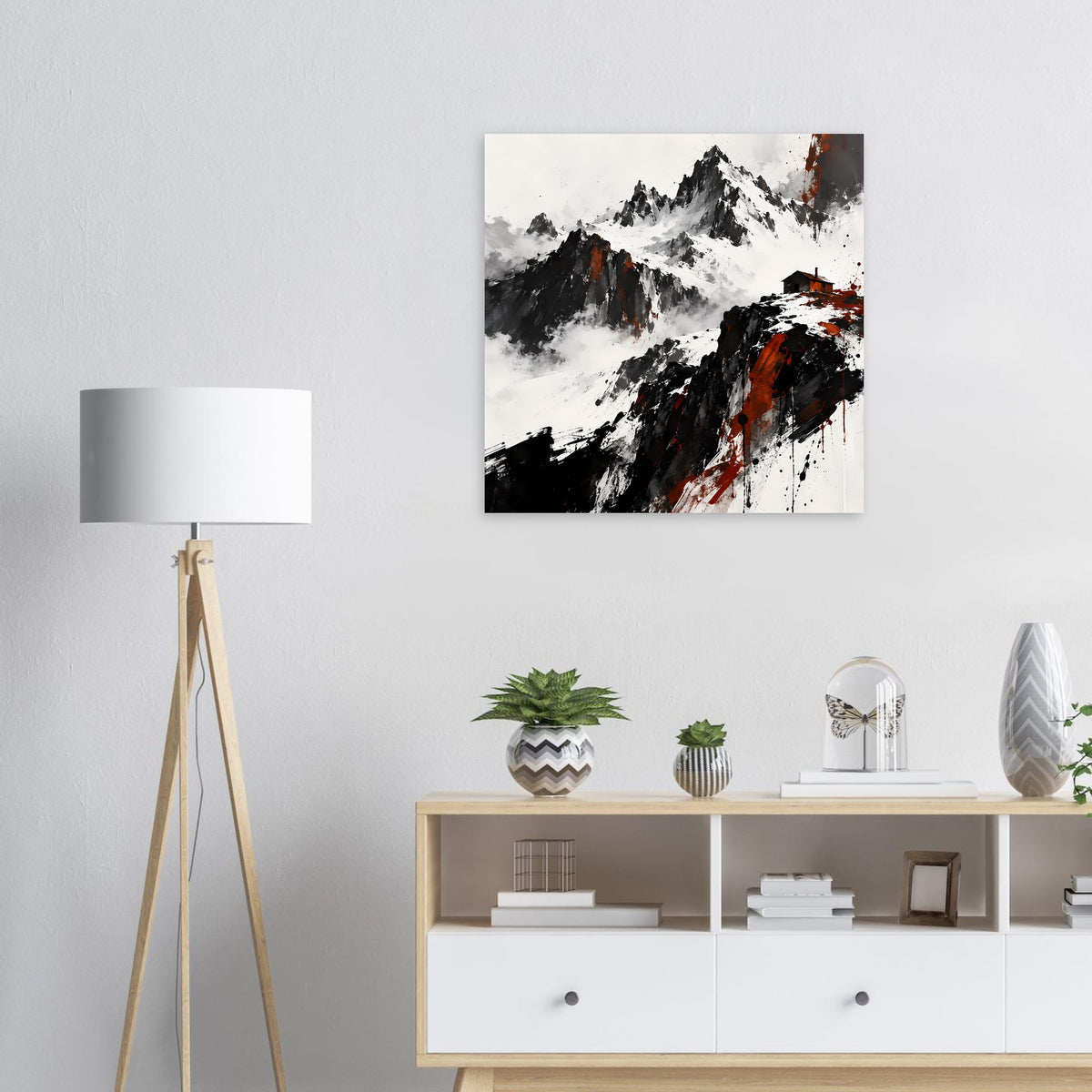 Quadratisches Poster mit Berglandschaft in Schwarz, Weiß und Akzenten in Rot.