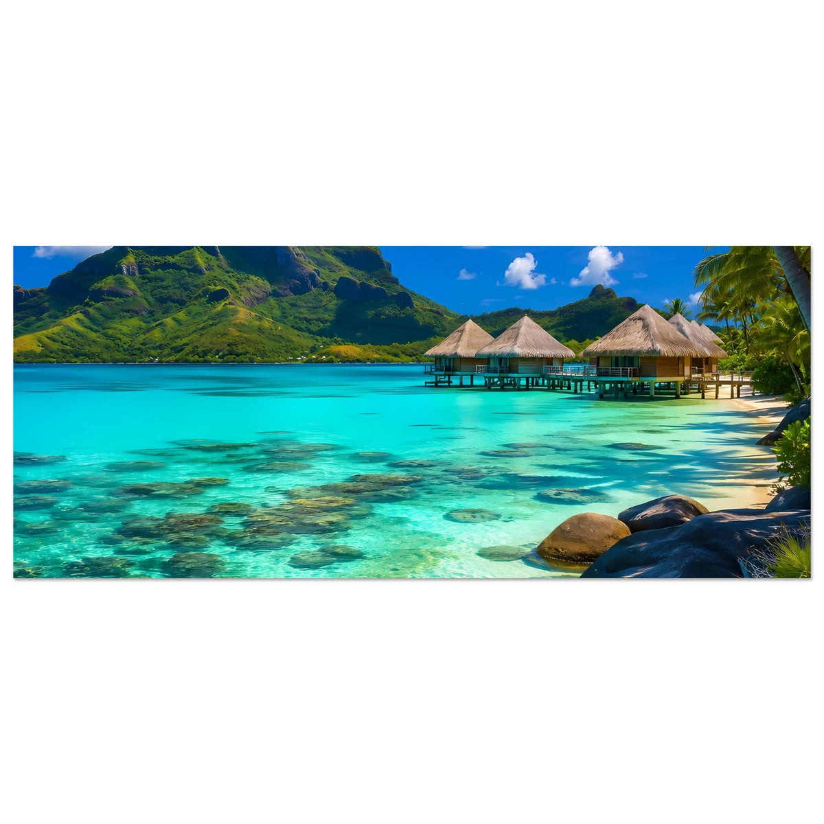 Tropisches Strandposter (horizontal) mit türkisfarbenem Meer, Steg und Hütten am Strand