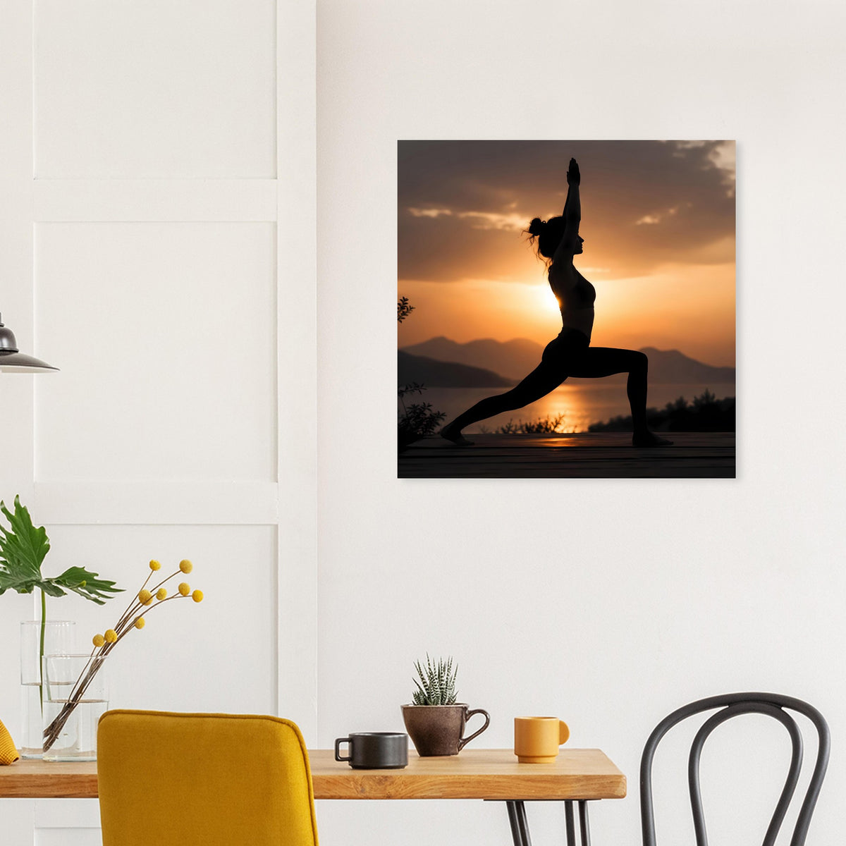 Yoga-Poster: Silhouette in Yogapose vor warmem Sonnenuntergang, Gold- und Brauntöne