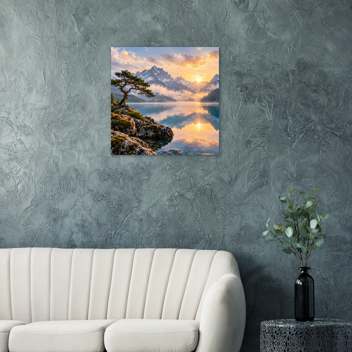 Poster mit Sonnenaufgang über den Bergen, Felsküste und Reflexion im Wasser