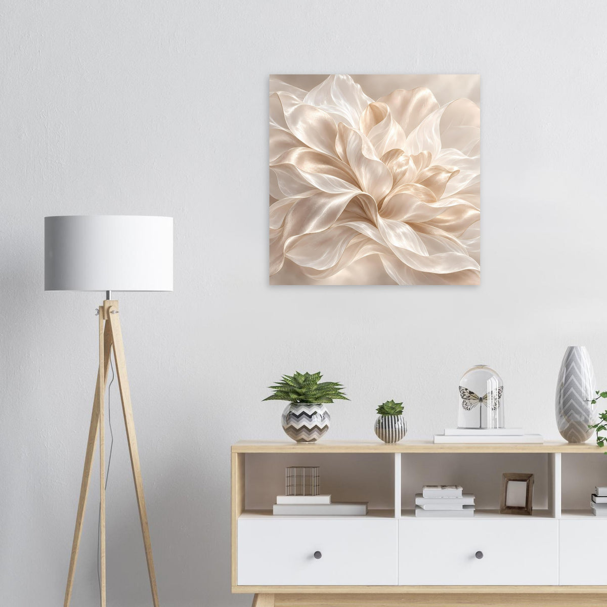 Blumenposter mit beigem abstraktem Blütendetail auf matter Papieroberfläche, quadratisch.