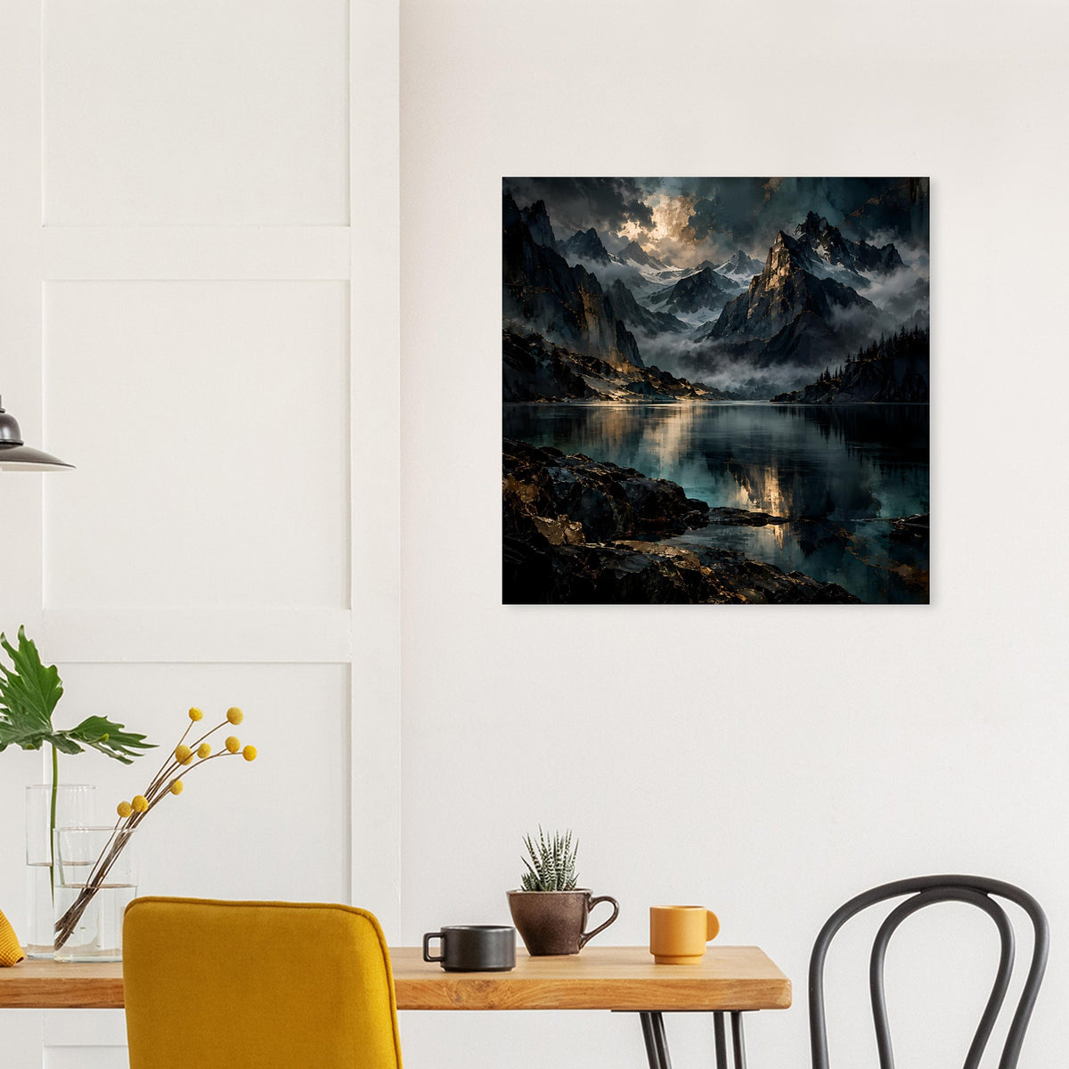 Quadratisches Poster mit dunklen Bergen, spiegelndem Bergsee und warmem Lichtstrahl am Ufer