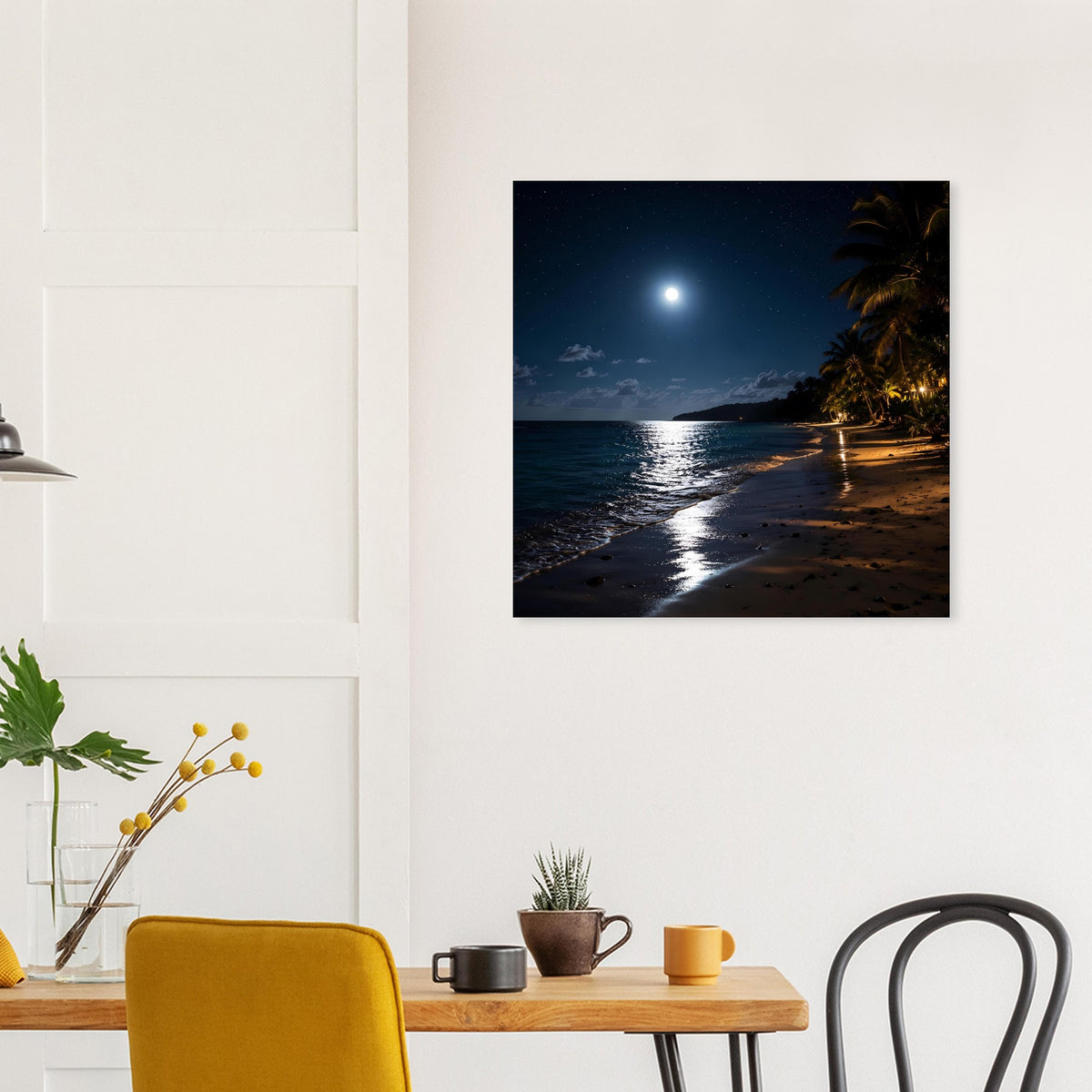 Serene Moonlit Strandposter, schwarz gerahmt: Nachtküste mit Palmen und glänzendem Ufersand.