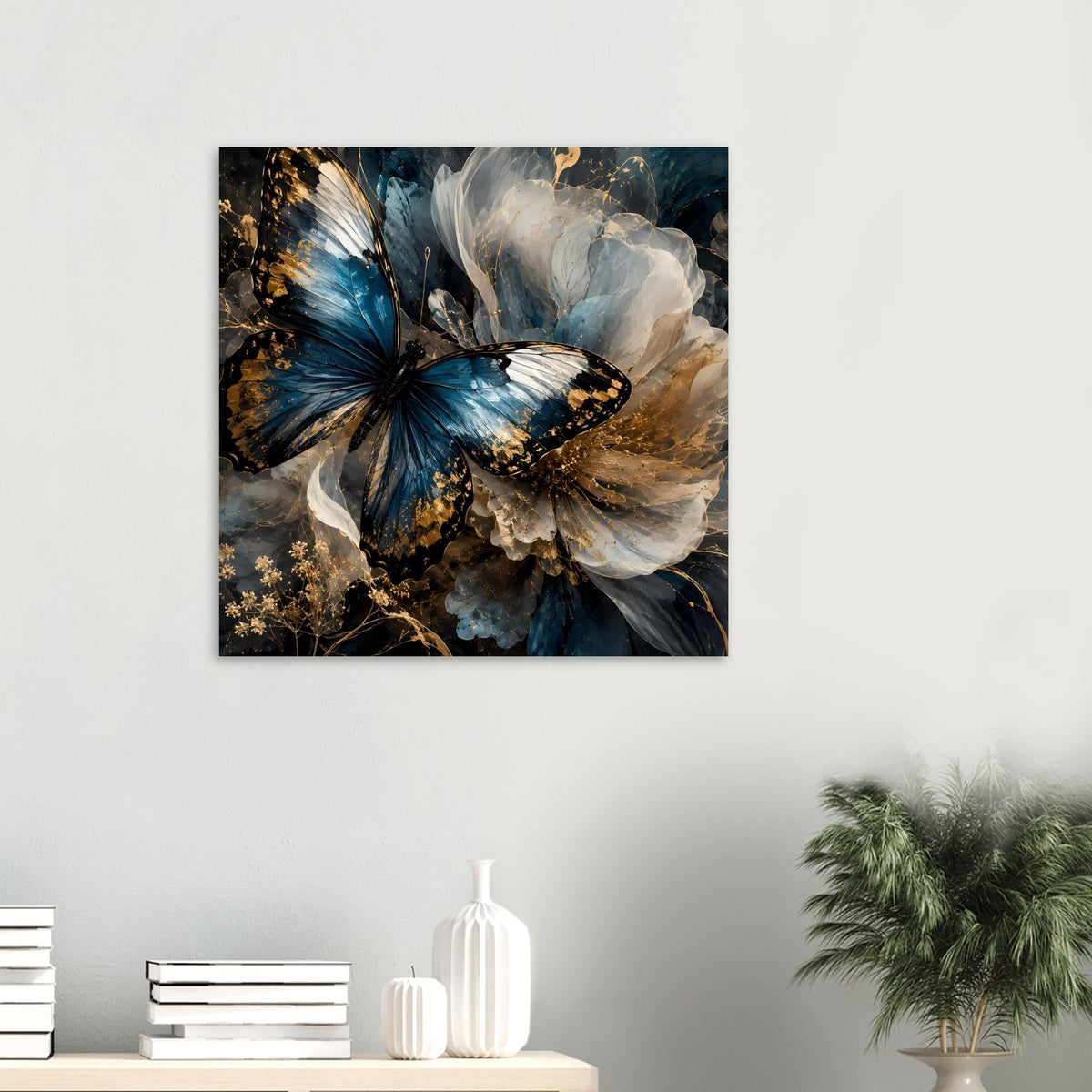 Quadratisches Wandposter mit blauem Schmetterling, weißen Flügeln und goldenen Details