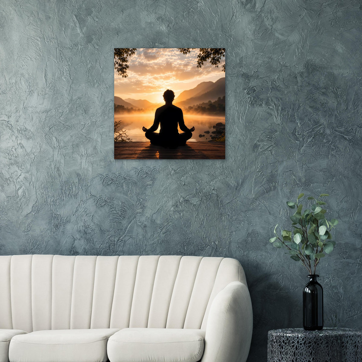 Quadratisches Meditationsposter: schwarze Meditationsfigur vor Sonnenaufgang am See