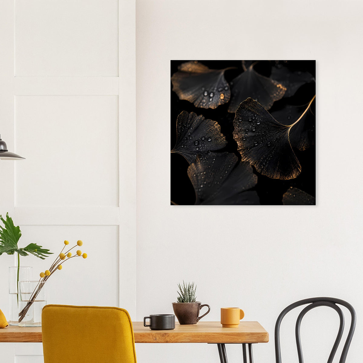Quadratisches Poster mit schwarzen Ginkgo-Blättern, goldenen Akzenten und punktförmigen Highlights