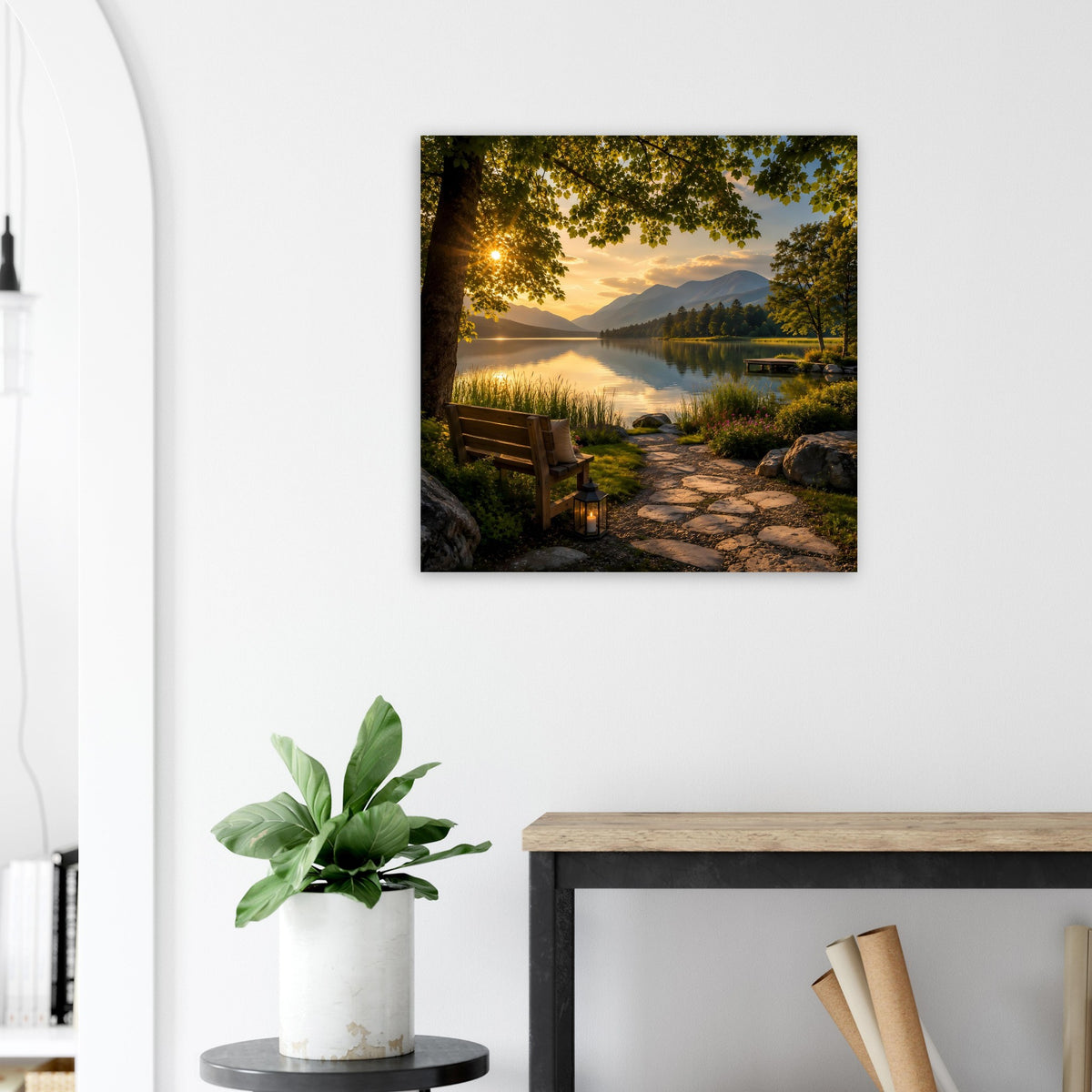 Quadratisches Poster: Sonnenuntergang am See mit Uferweg, hohem Gras, Bank, Bäumen und schwarzem Rand.