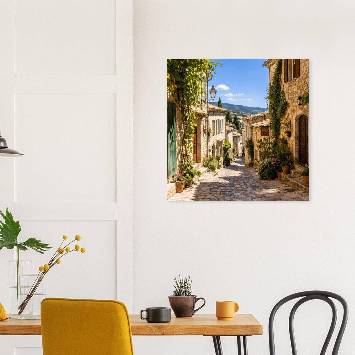 Wandposter im Wohnzimmer: mediterrane Gasse auf beiger Wand über Sitzbank