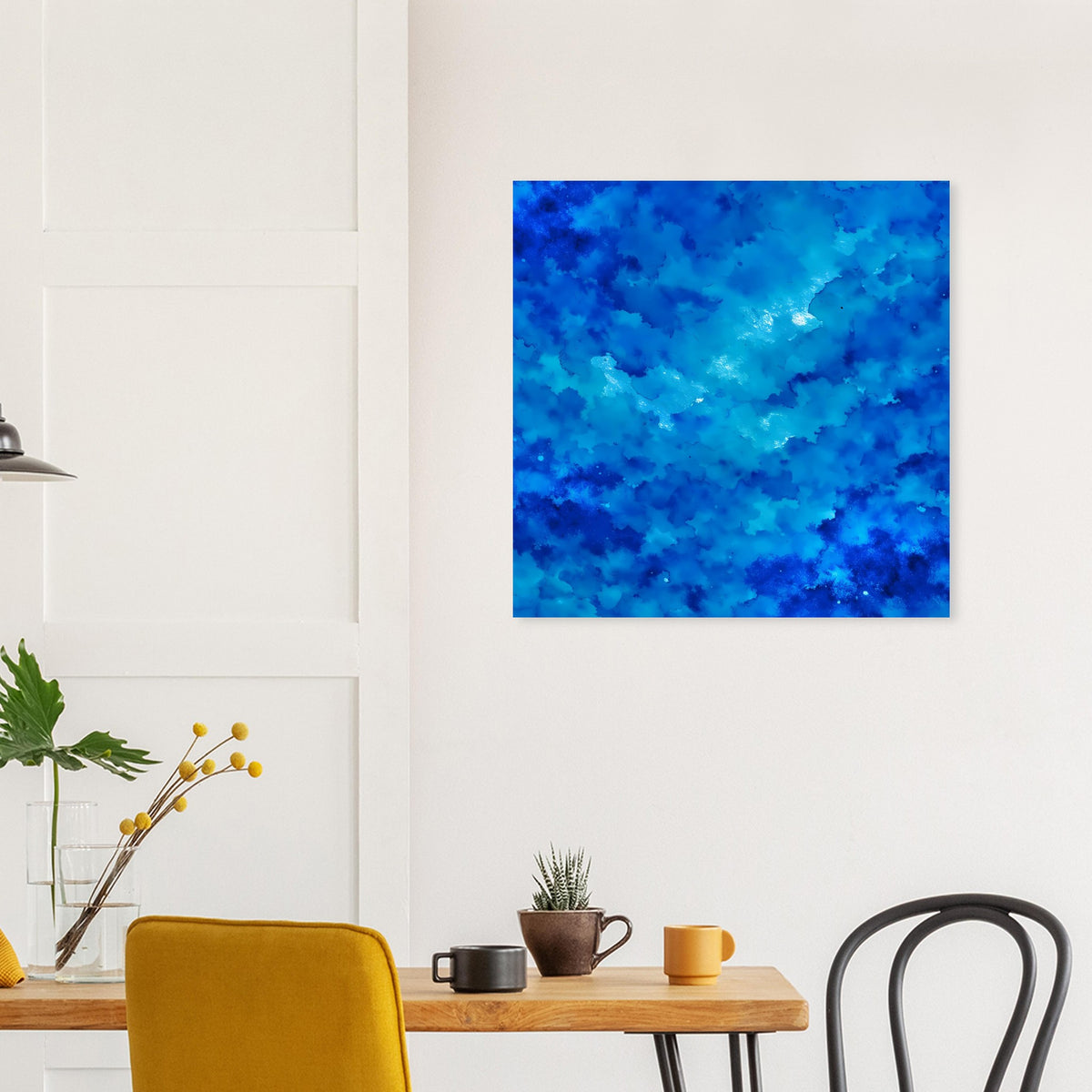 Blaues abstraktes Kunstposter an heller Wand, quadratisches Format