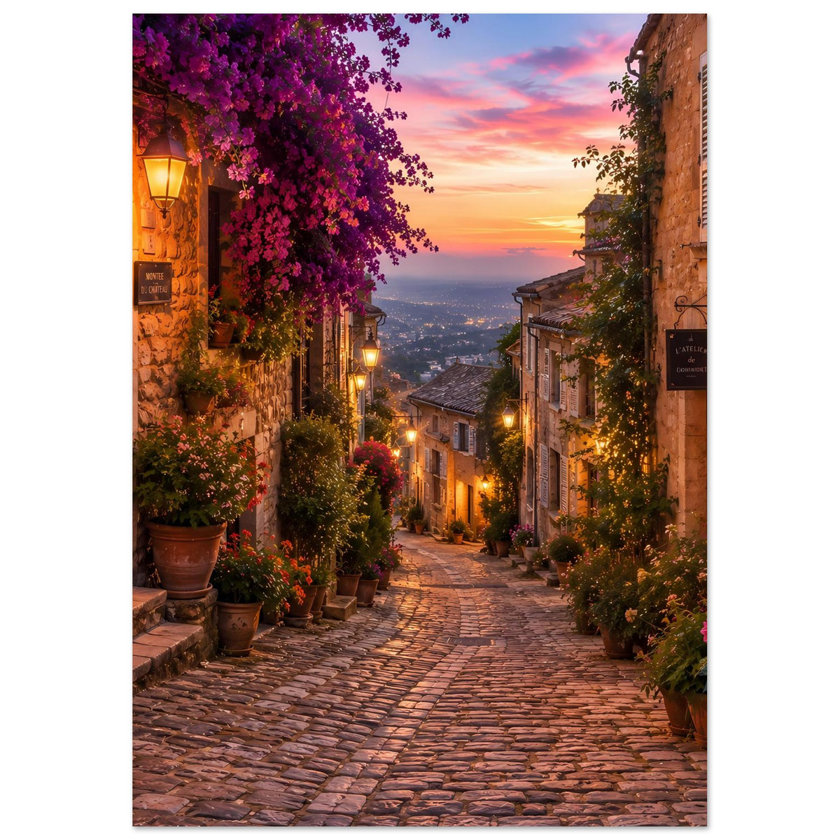 Romantisches Dorfstraßen-Poster im Hochformat mit Kopfsteinpflaster, Laternen und violetten Blüten