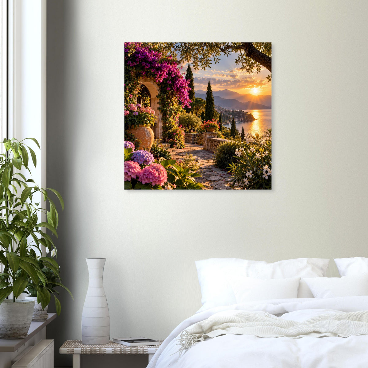 Wandposter: Gartenweg zwischen Pflanzen, rosa Blüten und orangefarbener Sonnenuntergang