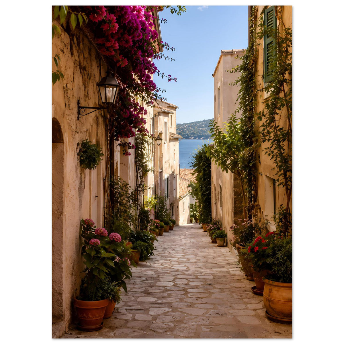 Vertikales Poster mit mediterraner Gasse: lila Blüten am Eingang, Pflanzen in Töpfen