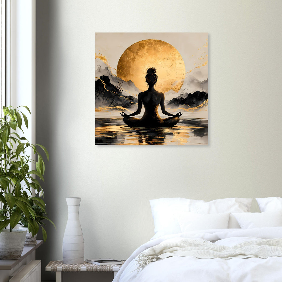 Quadratisches Poster mit Meditations-Silhouette im goldenen Sonnenkreis über Wasser