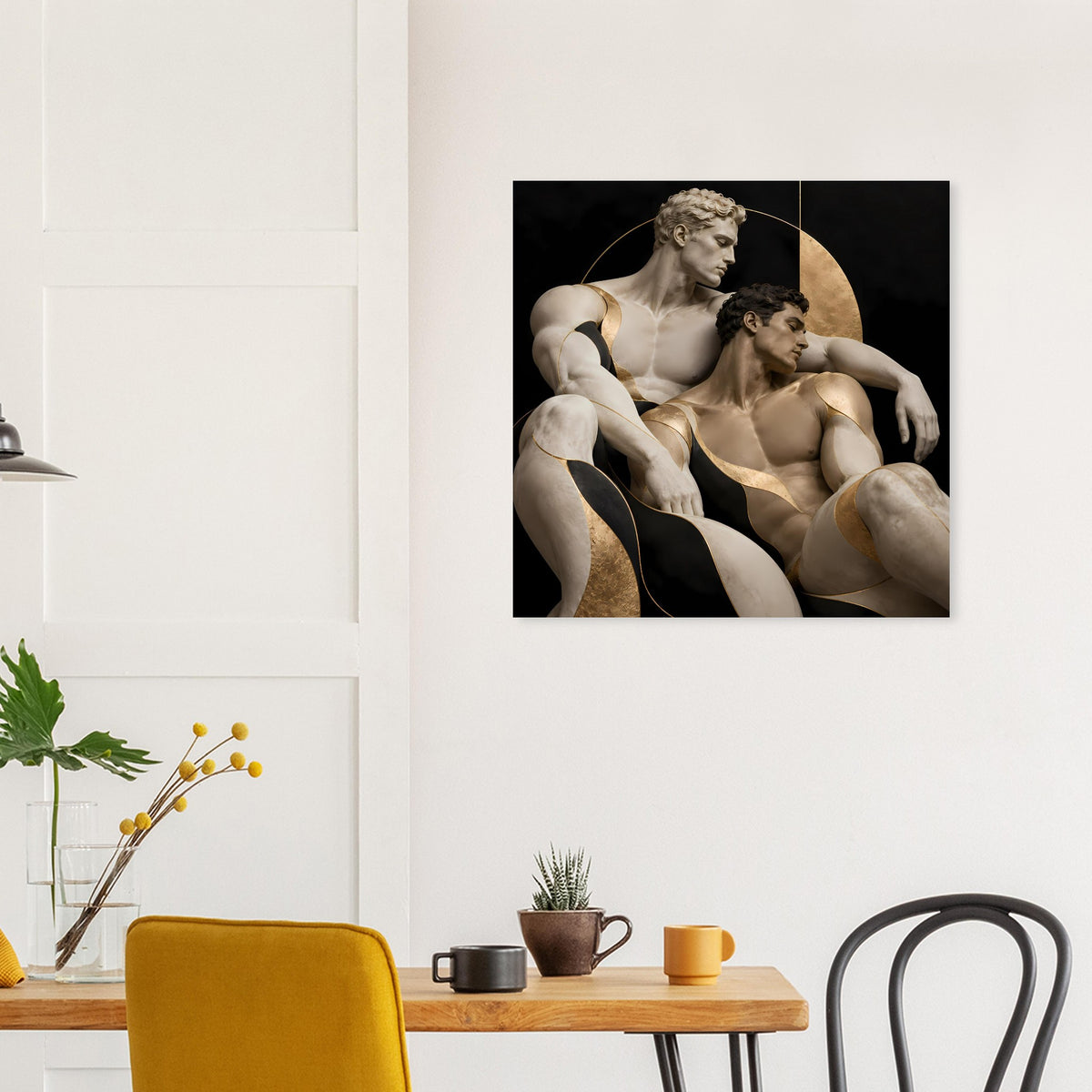 Poster mit drei nackten Figuren in Schwarz und Gold auf heller Wand