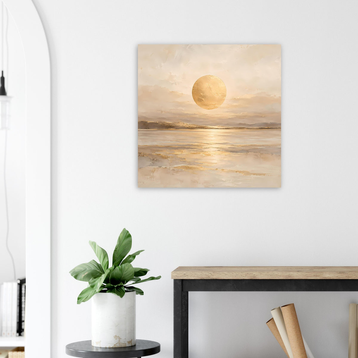Quadratisches Kunstposter mit goldener Sonne über Wasser und weitem Horizont