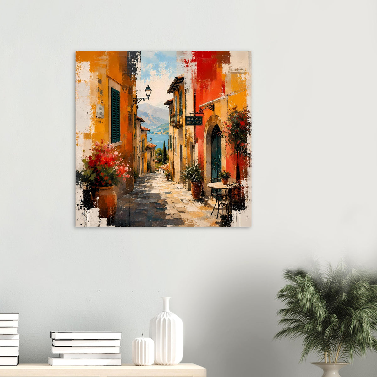Poster mit mediterraner Gasse in Orange, Rot und Gelb, Blumen an den Balkonen