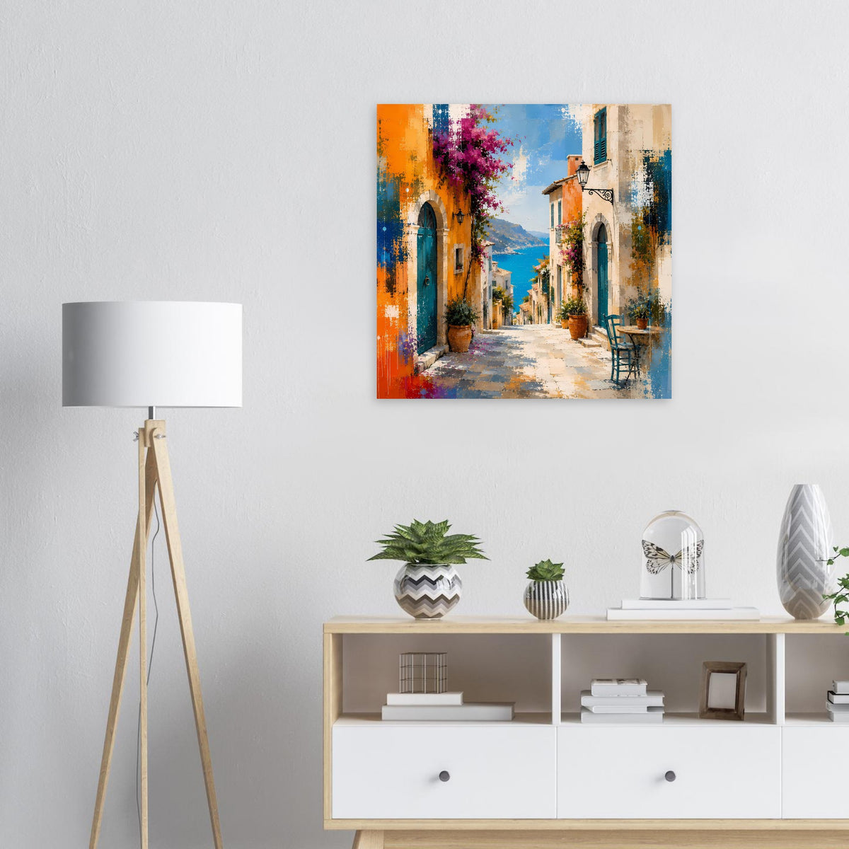Mediterranes Straßen-Poster: Gasse mit Arkaden, Bank und blühenden Sträuchern in Blau/Orange