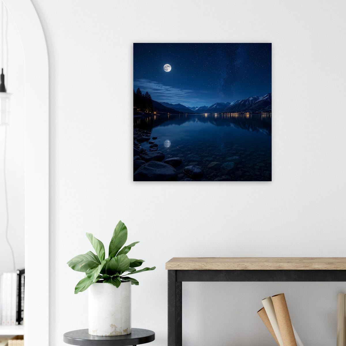Quadratisches Poster mit nächtlicher Landschaft: See, Berge, Mond und ruhige Wasserfläche