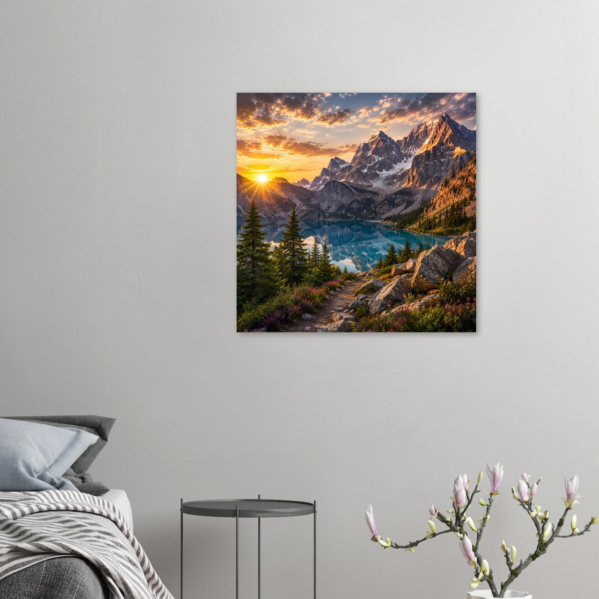 Quadratisches Poster mit Bergsee bei Sonnenaufgang, Tannen und felsigem Pfad