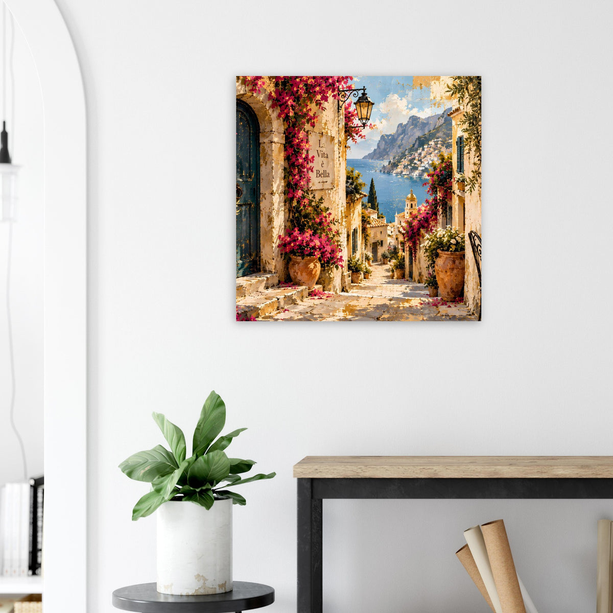 Gerahmtes Poster mit Fassade, roten Blütenranken und Weg durch eine italienische Gasse