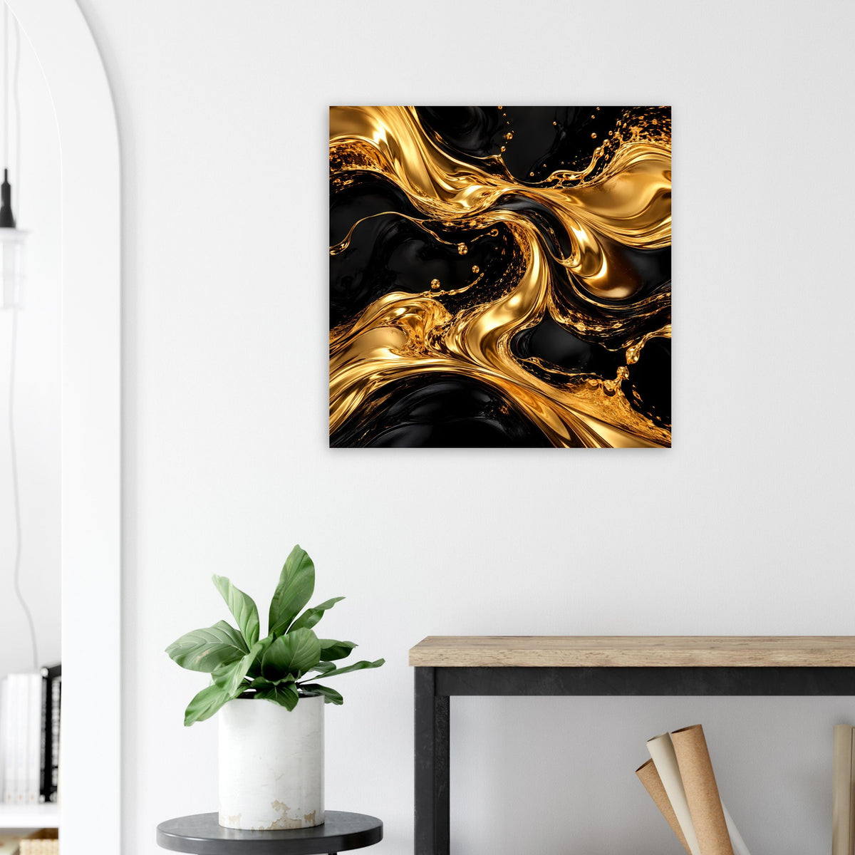 Quadratisches Wandbild mit goldenen Farbschleifen auf tiefem Schwarz, schwarz gerahmt
