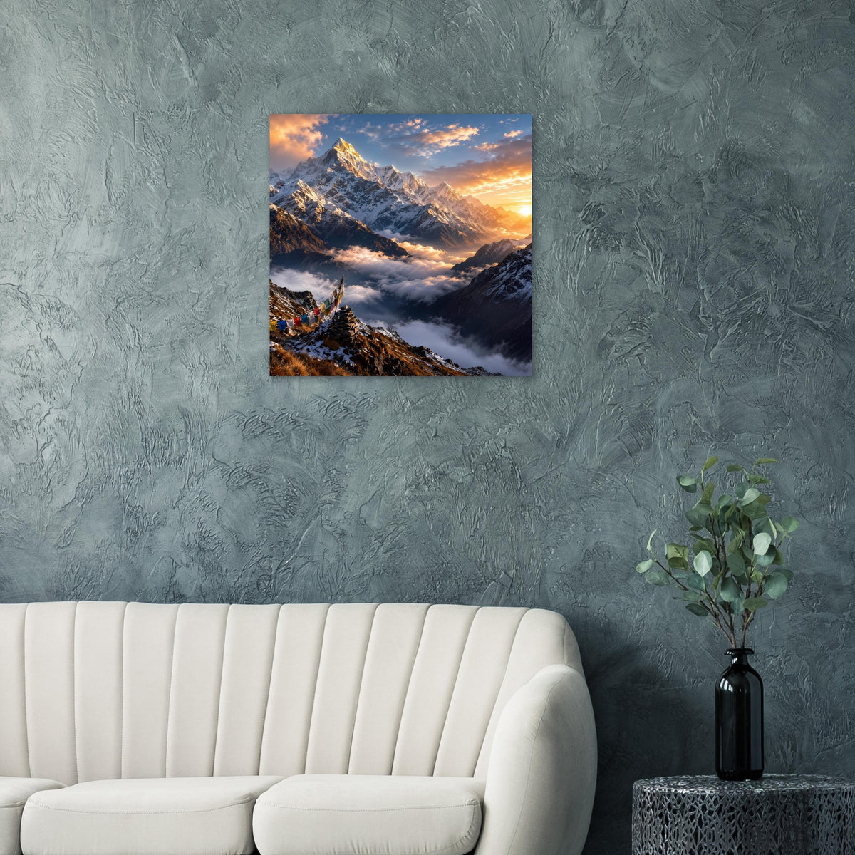 Gerahmtes Poster mit Berglandschaft bei Sonnenaufgang auf belebter Wolkendecke
