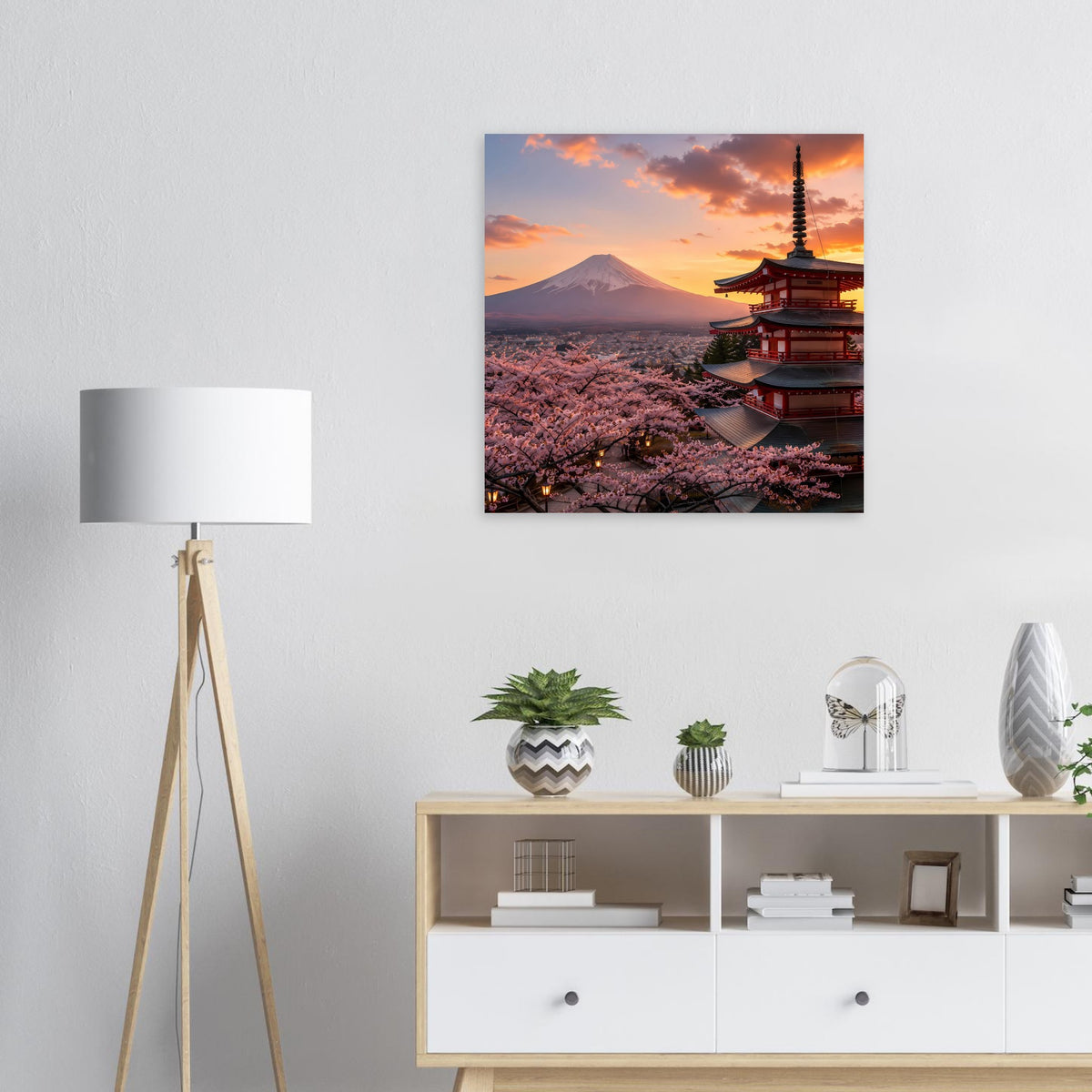 Quadratisches Wandposter mit Mount Fuji, Pagode und roten Kirschblüten im Sonnenuntergang