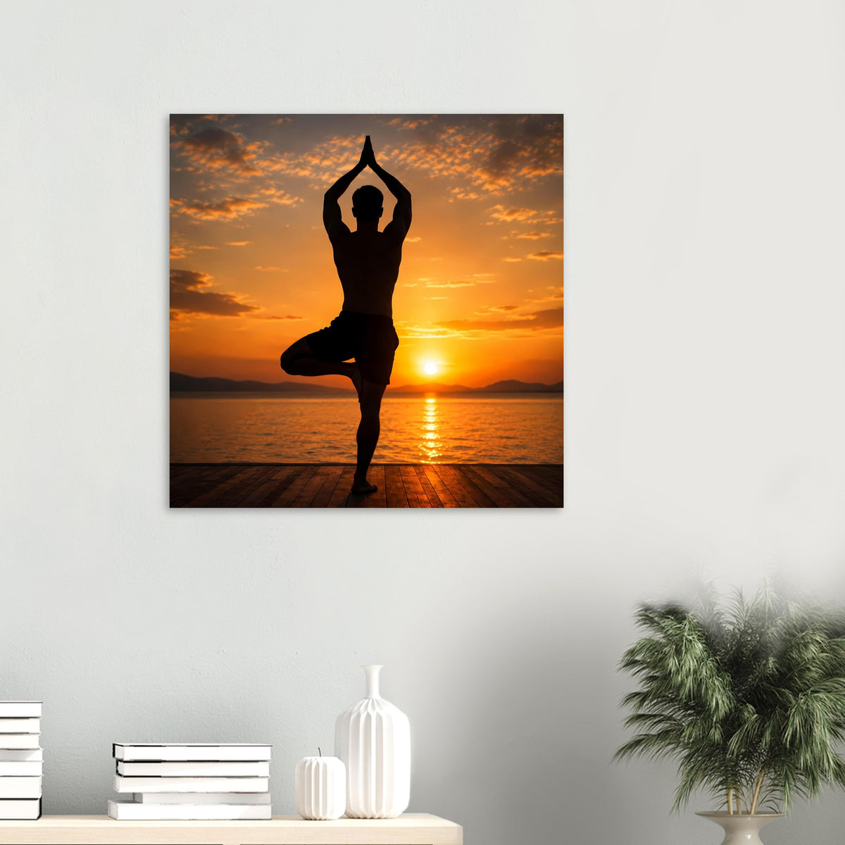 Kleines Wandposter mit Yoga-Silhouette und Sonnenuntergang über See, darunter Holzsteg