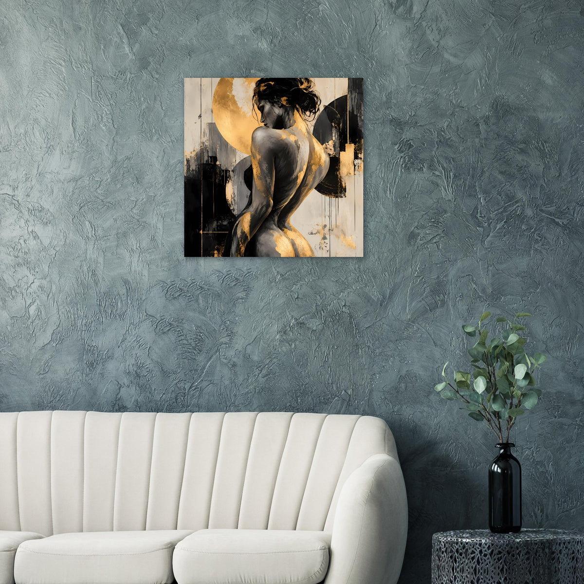 Poster mit abstraktem Aktmotiv in Schwarz und Gold auf hellem Hintergrund