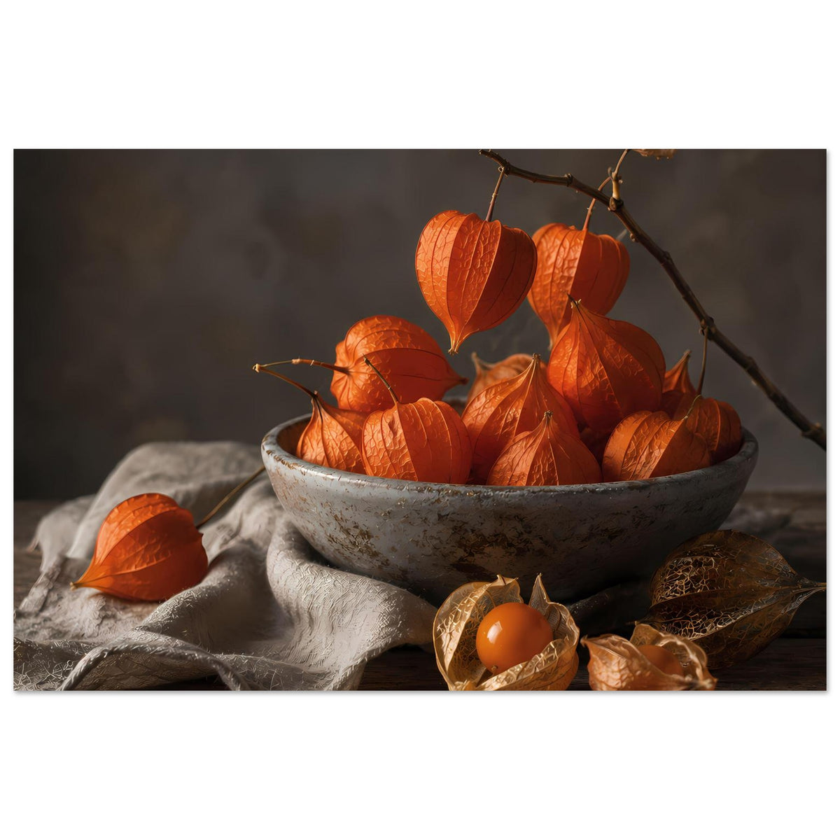 Herbstposter: graue Schale voller orange Zierkürbisse, Physalisfrucht und beige Tuchfalte