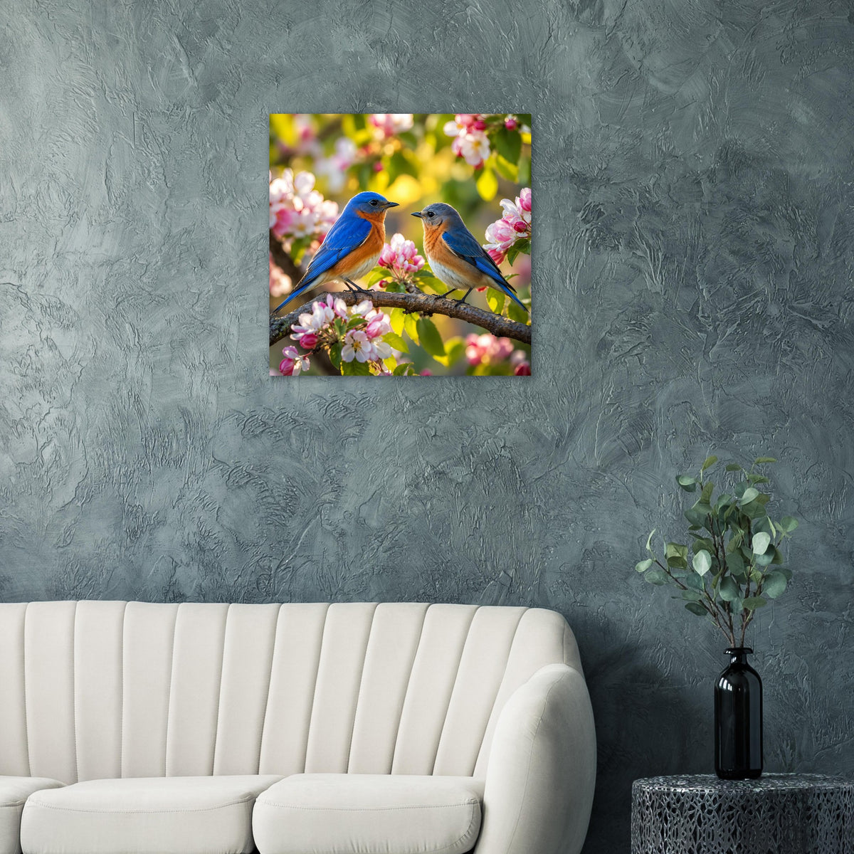 Poster mit zwei blauen Vögeln auf Ast, rosa Blüten und grüner Hintergrund