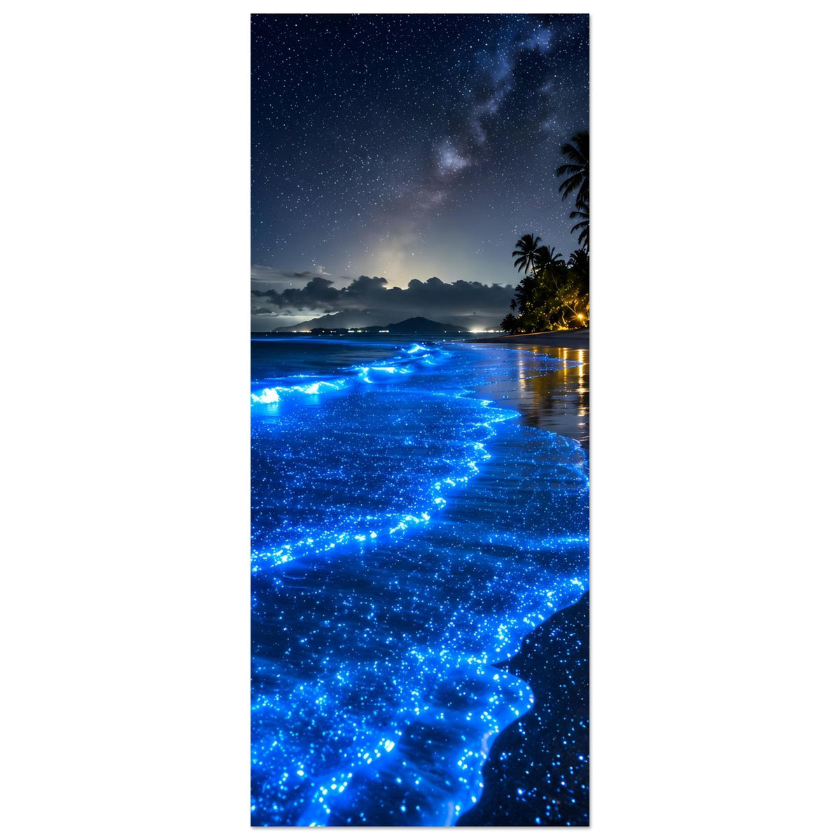 Hochformat-Poster mit blauen leuchtenden Wellen und Palmen am Strand bei Nacht