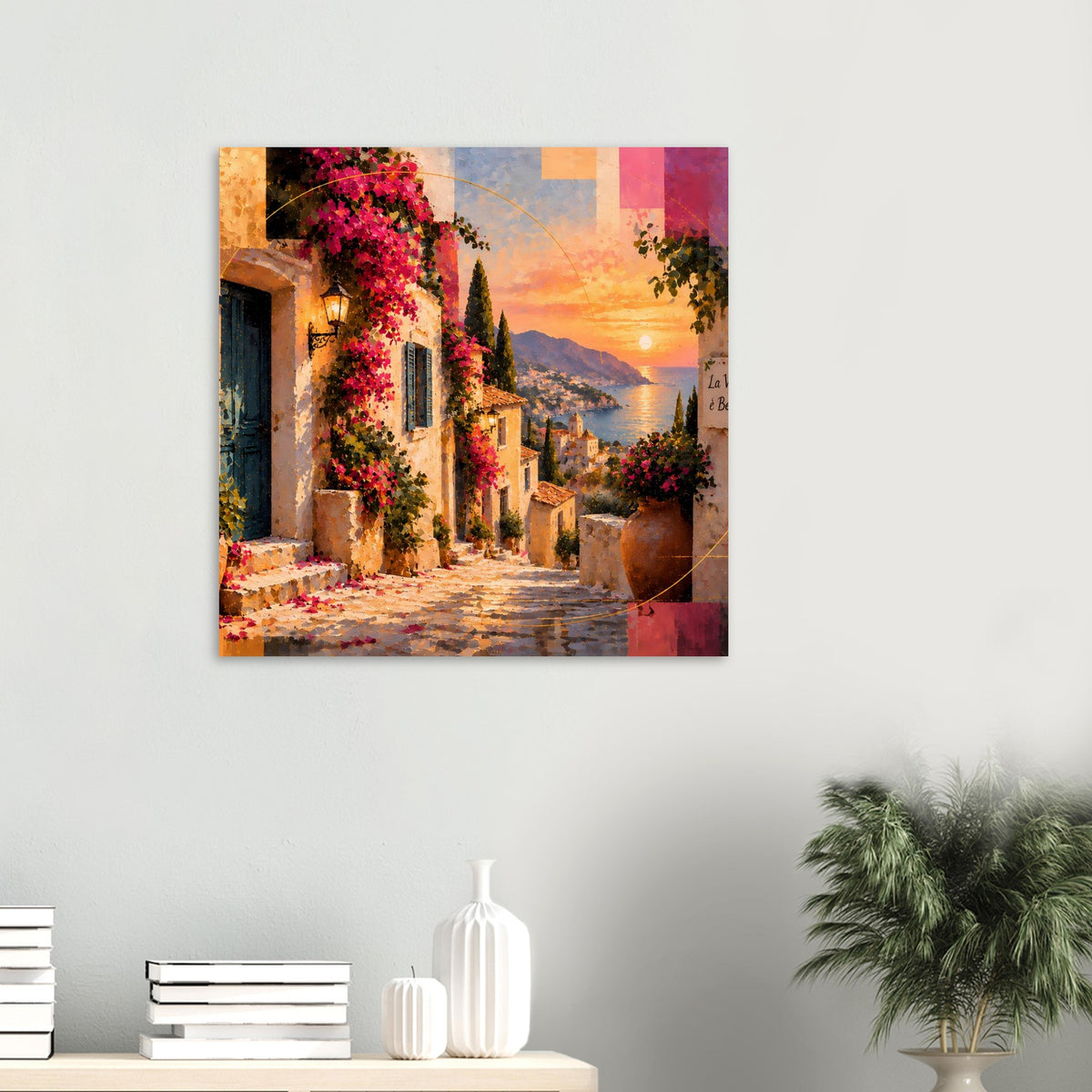 Gerahmtes Poster mit mediterraner Gasse und blühenden Weinranken im Sonnenuntergang