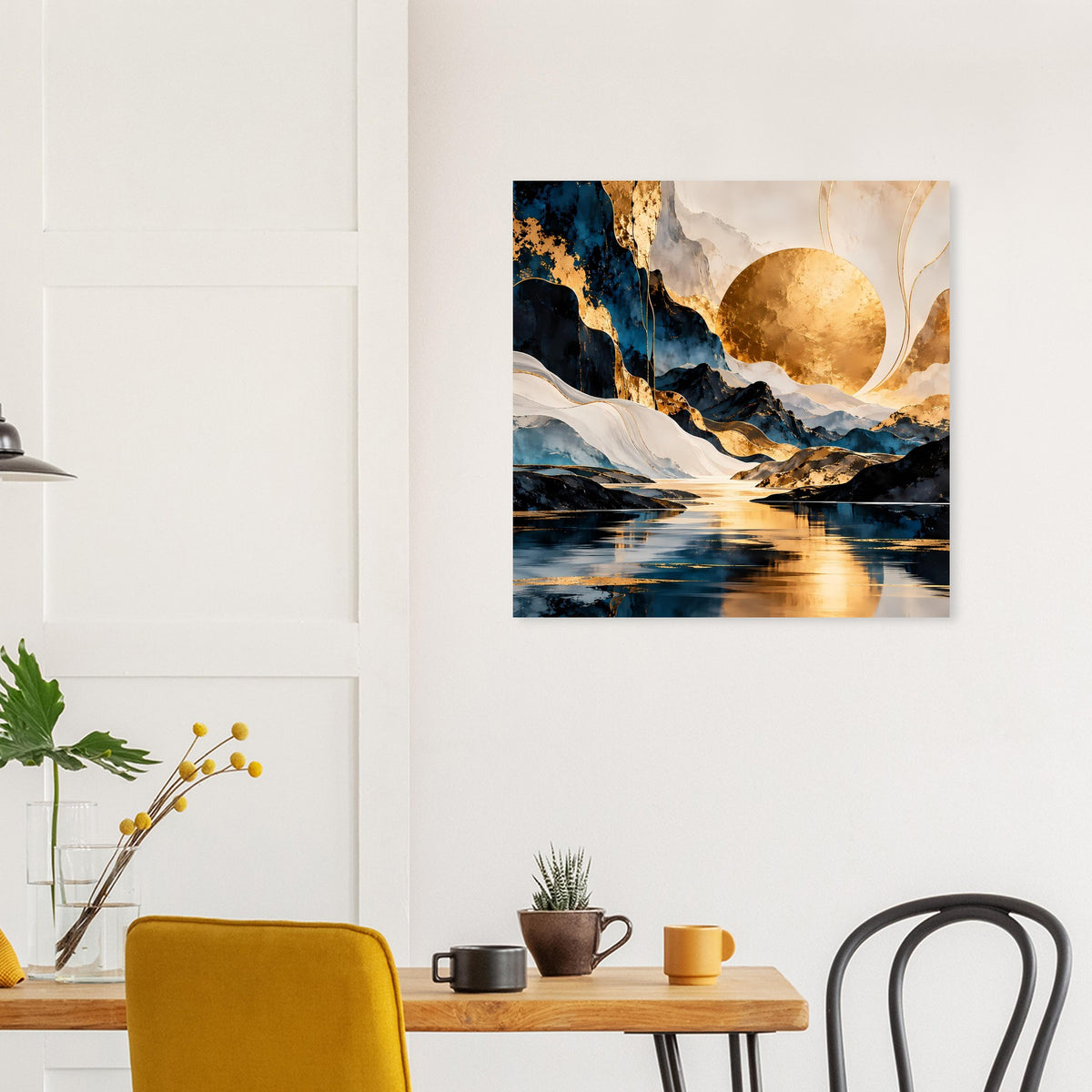 Quadratisches Kunstposter mit abstrakter Gebirgs- und Mondszene in Blau und Gold