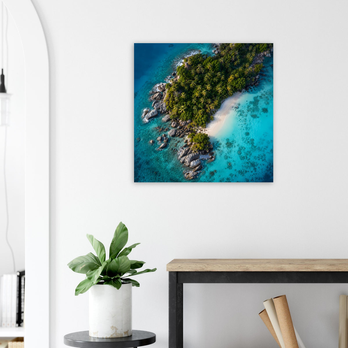 Poster mit Vogelperspektive: türkisfarbene Bucht, Sandstrand und dicht bewachsene Insel