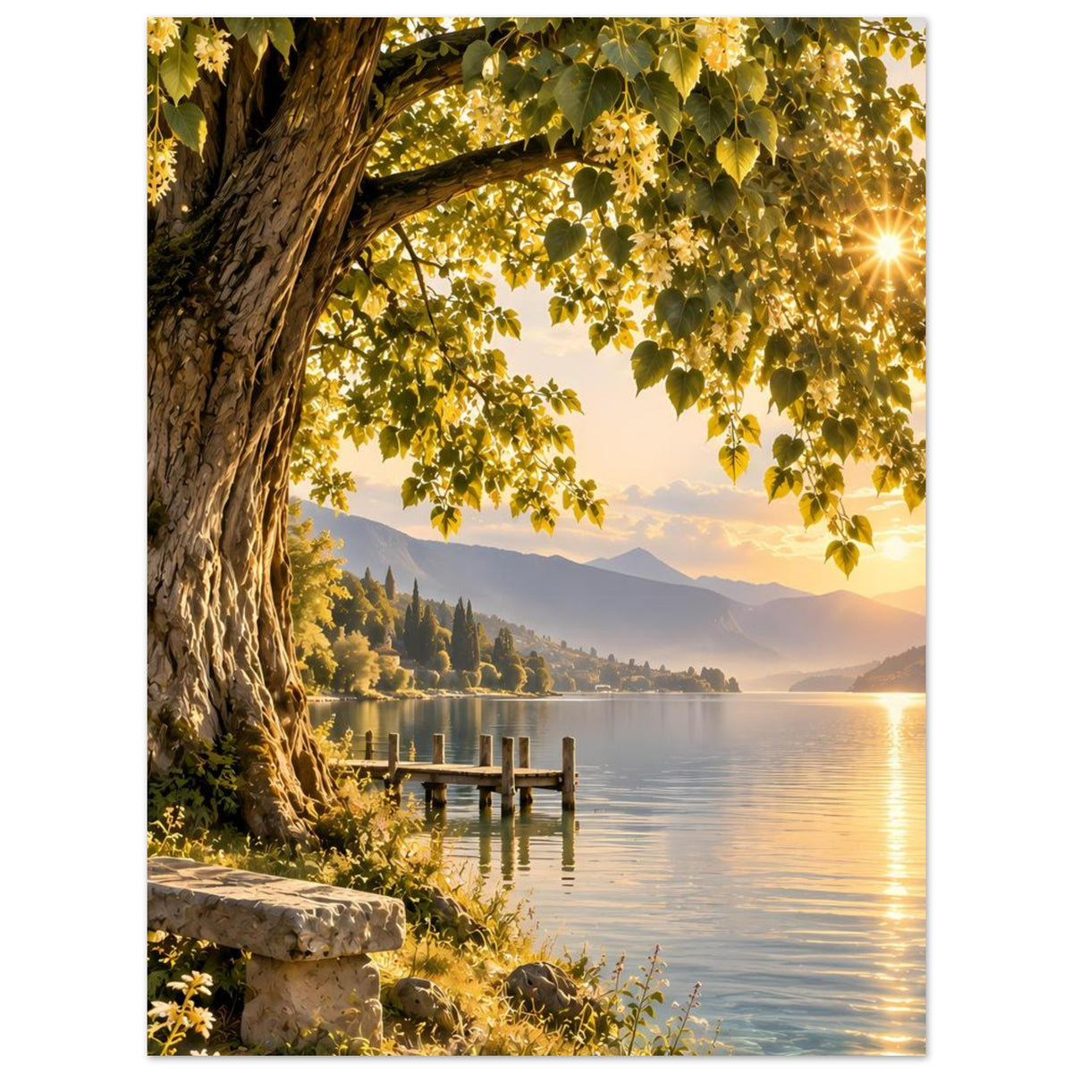 Poster im Hochformat: Baumstamm links, Seeufer und Holzsteg im Abendglühen
