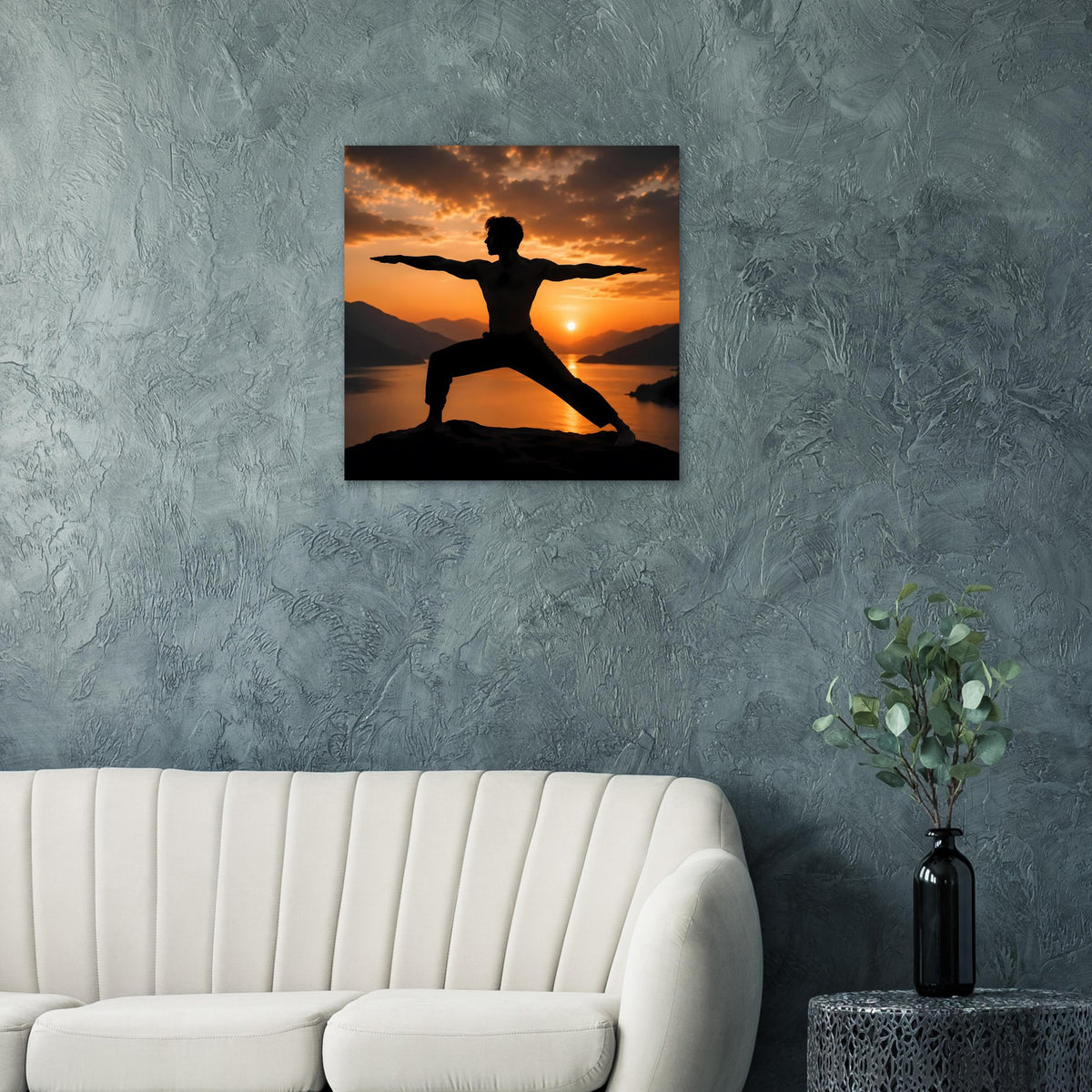 Yoga-Poster mit Silhouette in Kriegerpose vor Sonnenuntergang über Wasser