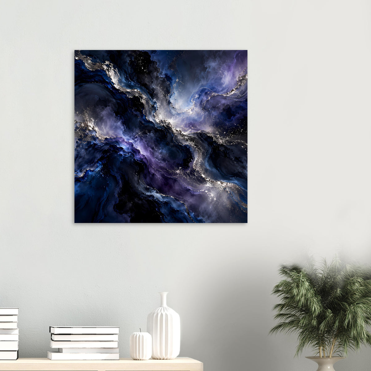 Quadratisches Weltraum-Poster: dunkler blauer Kosmos mit violetten Nebelflächen und silbernen Akzenten