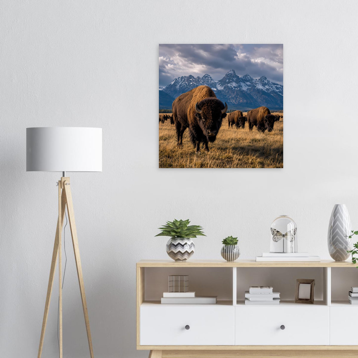 Wandposter mit Büffeln im Vordergrund und Berggipfeln im Hintergrund