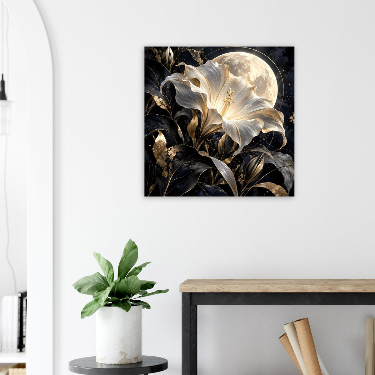 Wandposter mit mondscheinheller Blume, dunkler Hintergrund und Goldakzente