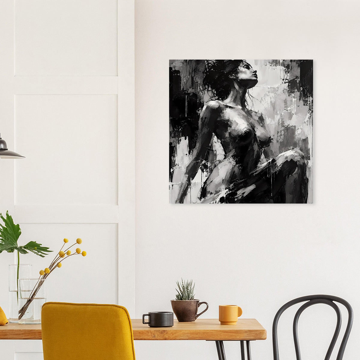 Schwarzweißer Kunstdruck: Frauenakt-Porträt über heller Holzkonsole