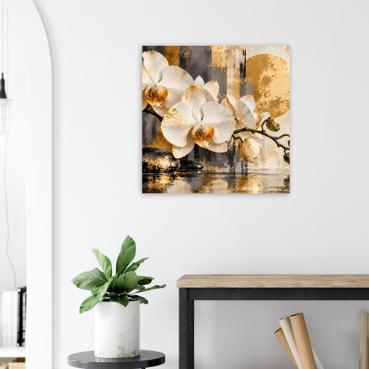 Orchideen-Poster: weiße Blüten mit goldbraunen Flächen vor dunkel gemasertem Hintergrund