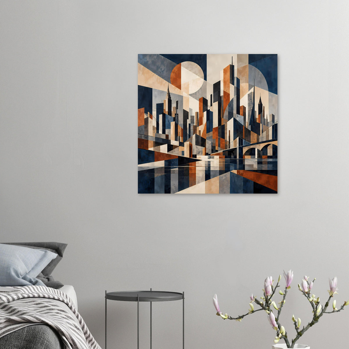 Wandposter mit abstrakter Skyline in Marineblau und Rostrot über Sofa und Vase