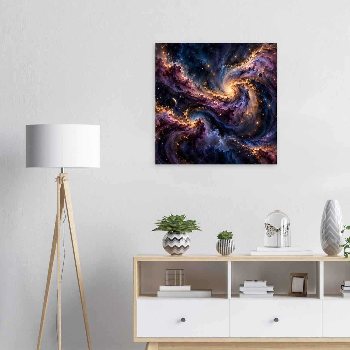 Weltraum-Poster mit kosmischem Nebel in Blau, Violett und goldenen Lichtschlieren